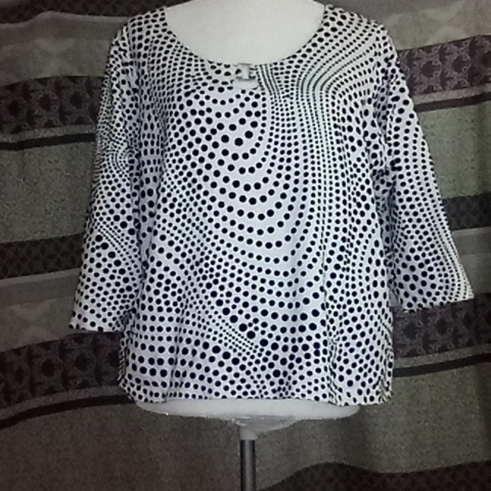 A LINE WOMAN 1X BLOUSE TOP SILVER ACCENT 3/4 SLEEVES WHITE W/ BLACK DOTS SPIRAL